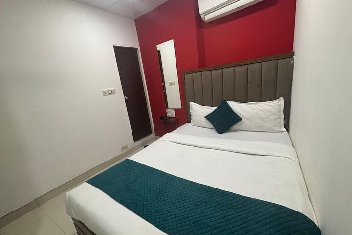 Room 13 of 27