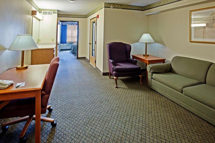 2 Queen Beds (3 of 4)