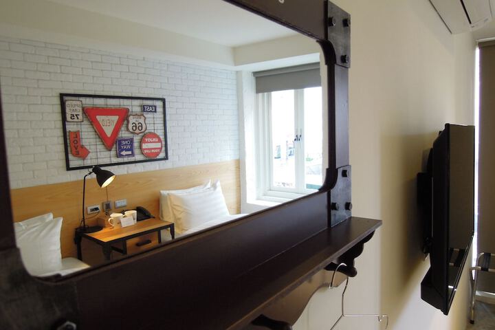 Room 9 of 37