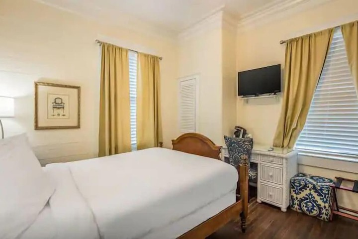 1 Queen Bed (7 of 12)