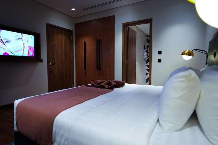 Room 11 of 30