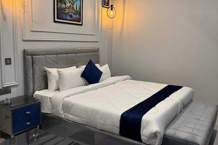 Room 5 of 8