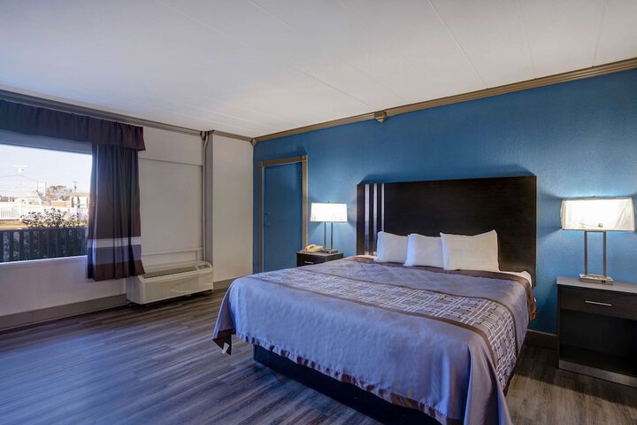 Room 33 of 43