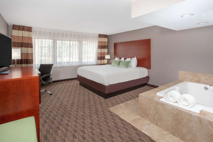1 King Bed (2 of 24)