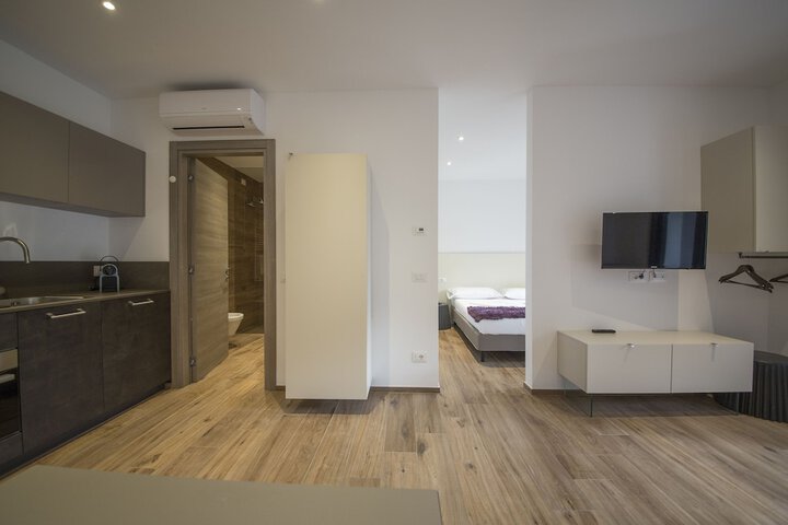 Room 17 of 102