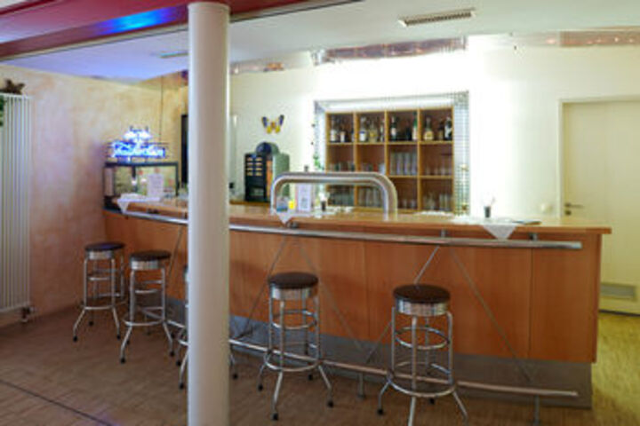 Lounge 18 of 58