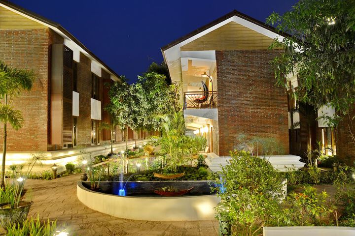 Hotel Exterior 73 of 80