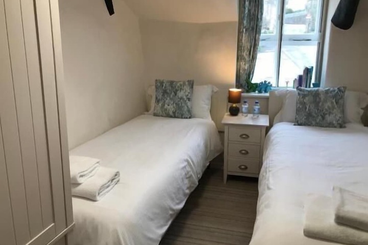 Room 9 of 34
