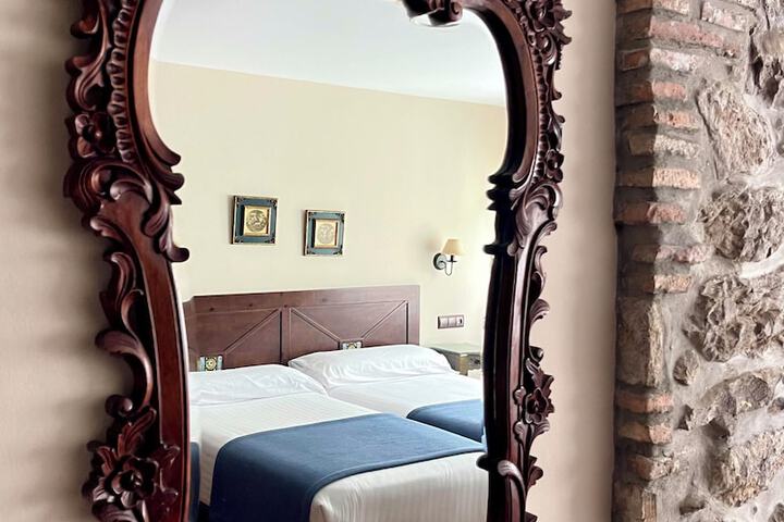 Room 5 of 16