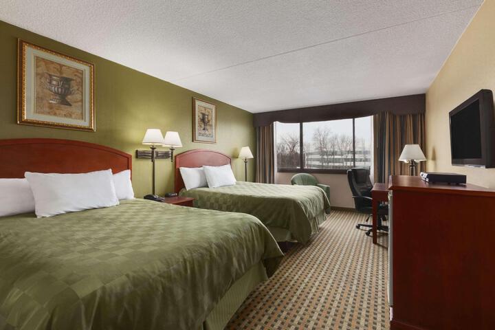 1 King Bed (10 of 18)