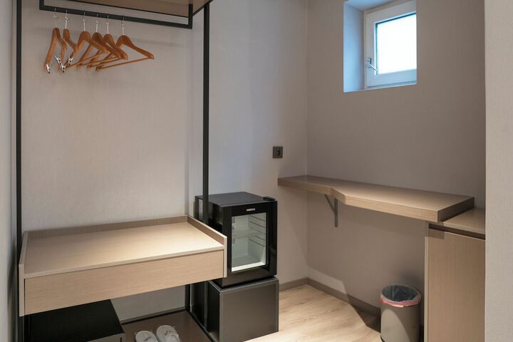 Room 2 of 27