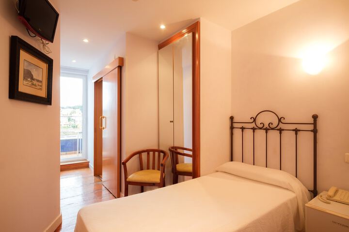 Room 4 of 27