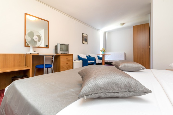 Room 4 of 89