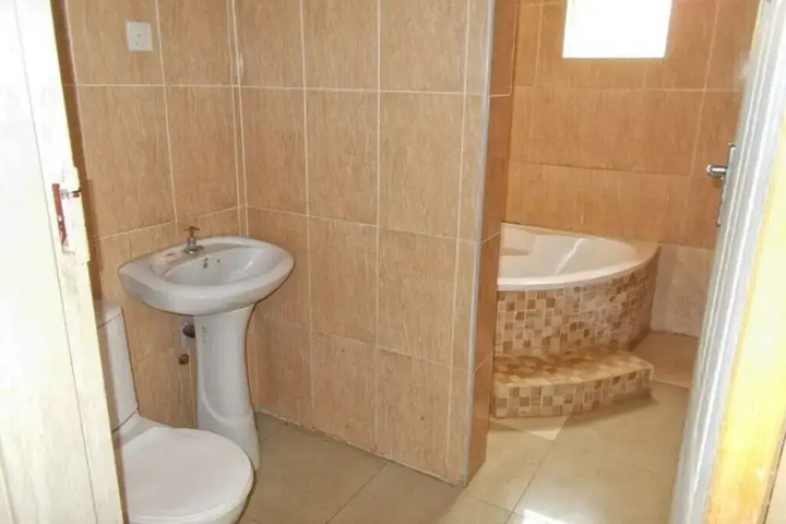 Room 4 of 9