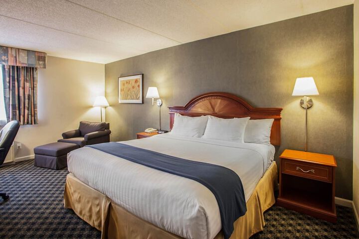 Quality Inn&Suites St. Charles West Chicago St. Charles | Bookonline.com