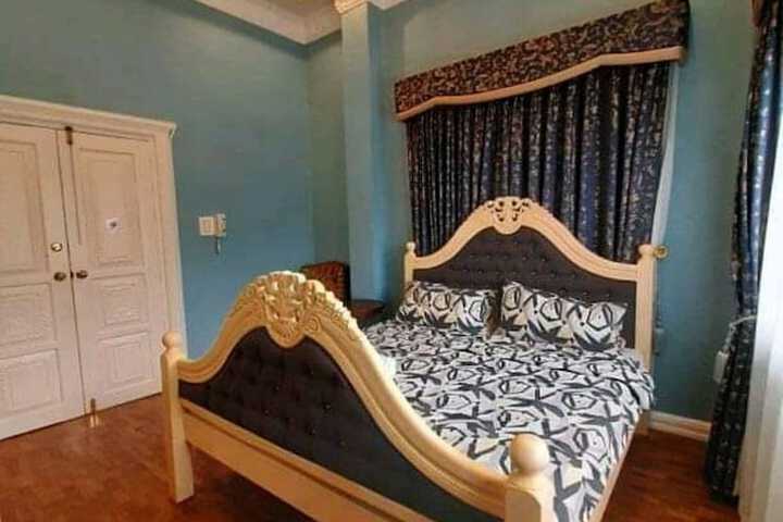 Room 9 of 38
