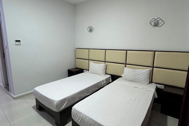 Room 10 of 32
