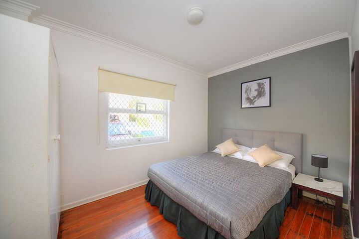 Room 5 of 32