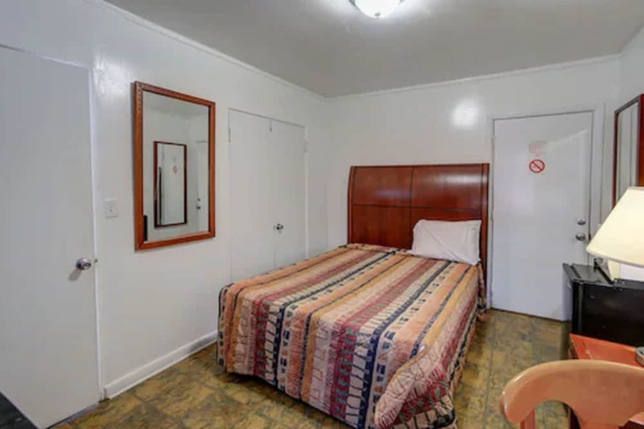 Basic Double Bed (10 of 20)