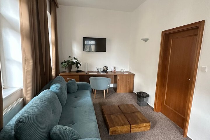 Room 16 of 38