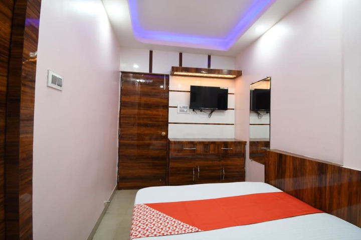 Room 7 of 12
