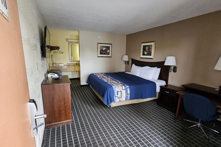 Room 21 of 82