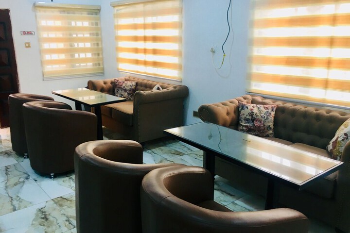 Lounge 42 of 45