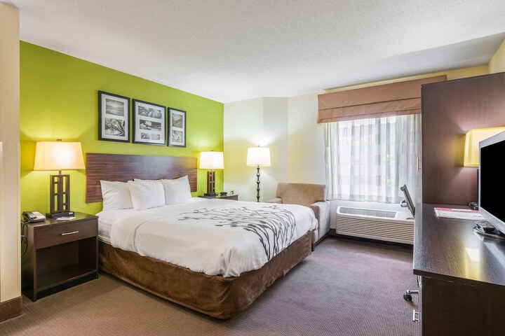 1 Queen Bed (4 of 13)
