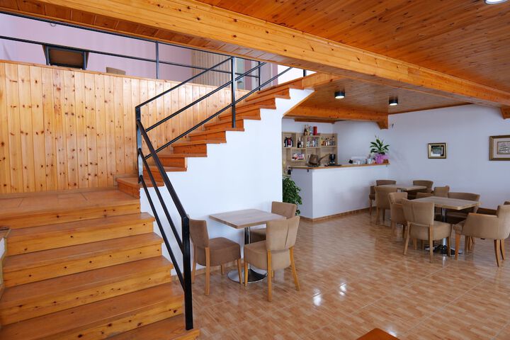 Lounge 56 of 62