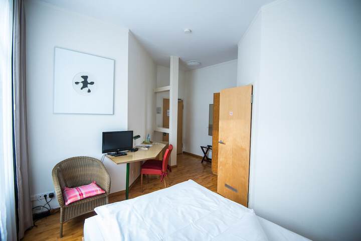 Room 10 of 28