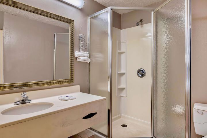 1 King Bed Micfridge (4 of 12)