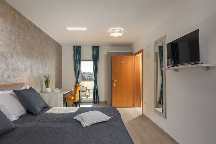 Room 4 of 25