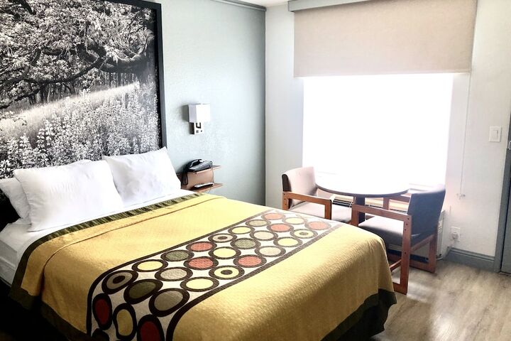 1 Queen Bed (7 of 49)