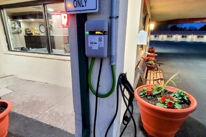 Electric vehicle charging station