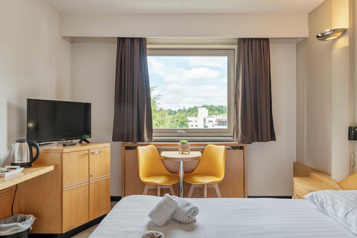 Room 32 of 60