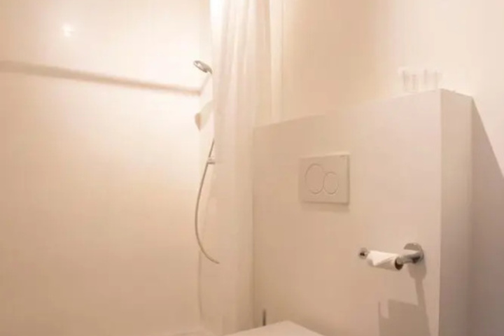 Room 6 of 11