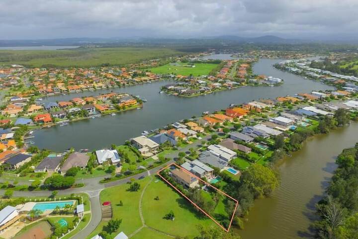 Exterior of Spacious Entertainer Just 8 Mins From DreamWorld