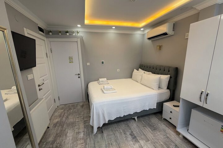 Room 3 of 105