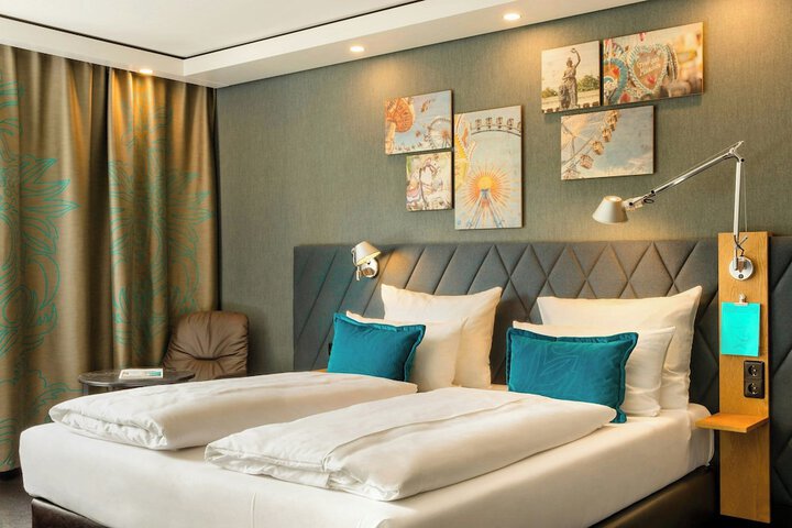 Room 6 of 28