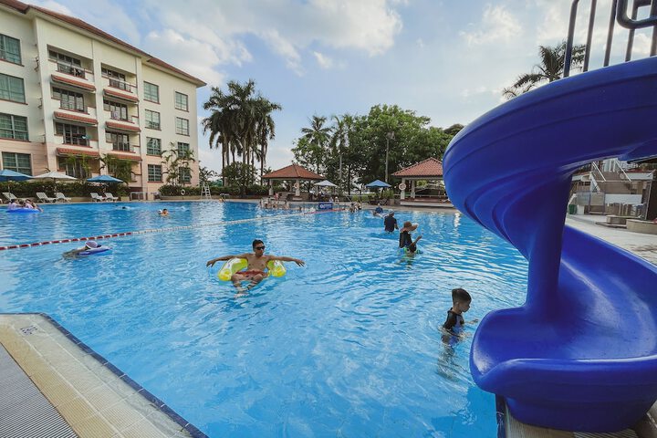 Hotel with Pool