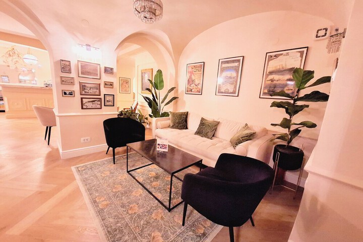 Lounge 20 of 21