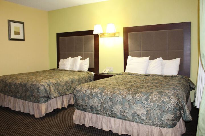 2 Queen Beds (3 of 7)