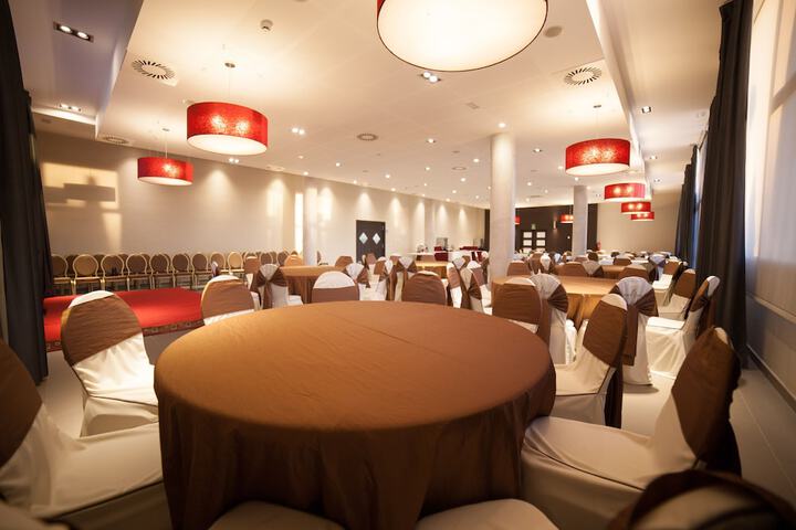 Ballroom/Hall 28 of 39
