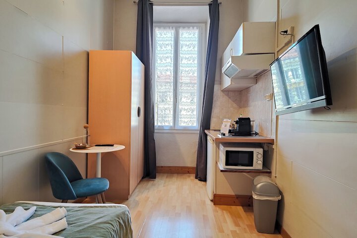 Room 53 of 198