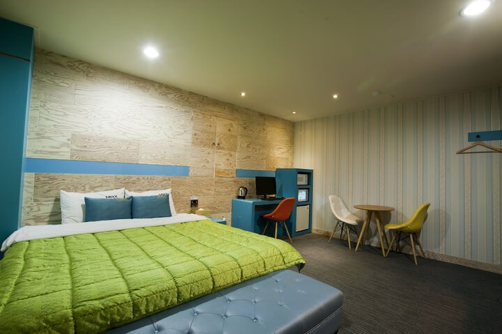 Room 18 of 77