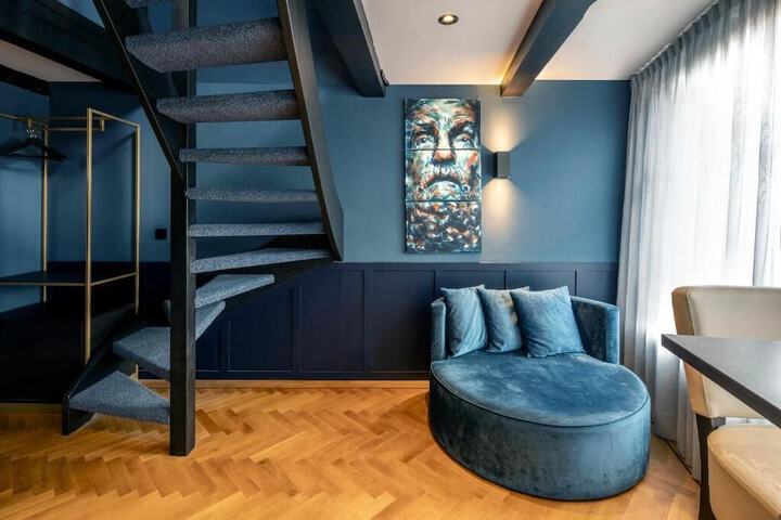 Room 32 of 47