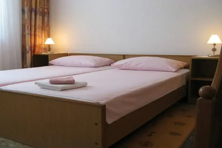 Room 4 of 10
