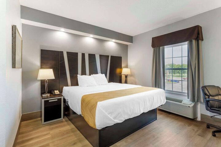 1 King Bed (8 of 16)