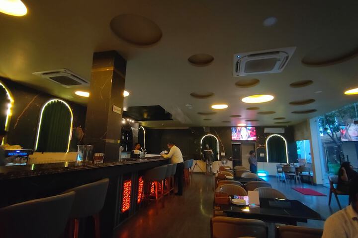Dining 24 of 27