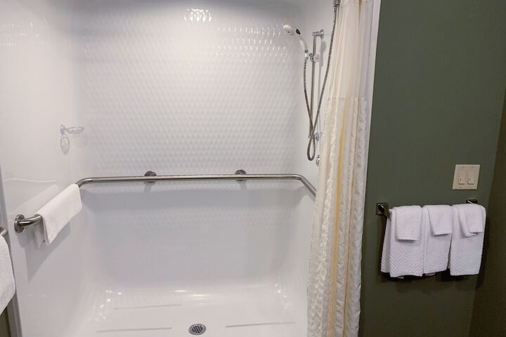 Queen Bed Accessible (14 of 18)